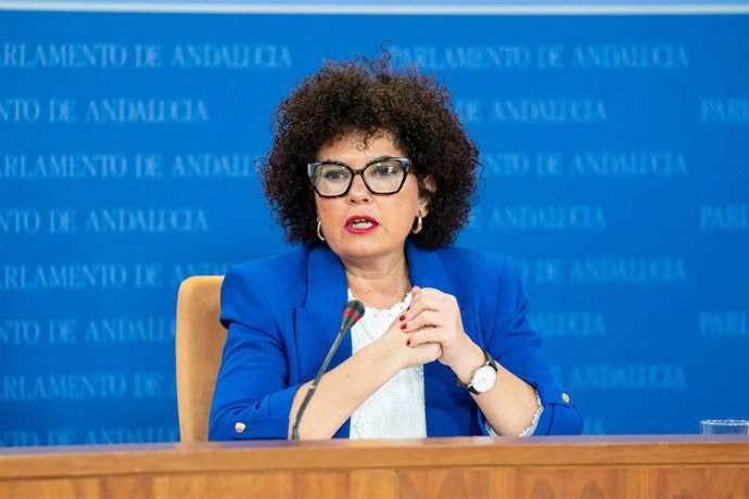La presidenta del Grupo Mixto-Adelante Andalucía, Maribel Mora, en rueda de prensa en el Parlamento andaluz.