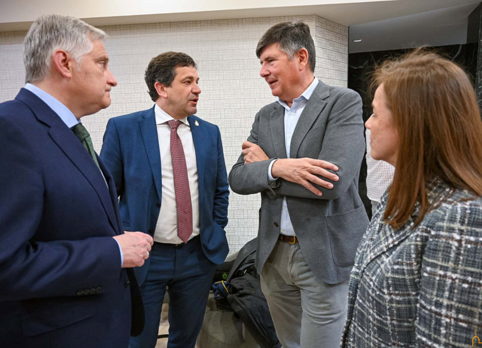 El exministro de Trabajo y Asuntos Sociales, Manuel Pimentel, durante el desayuno informativo 'Los desafíos del agua y la alimentación: un nuevo ciclo en Europa' organizado en Ciudad Real.