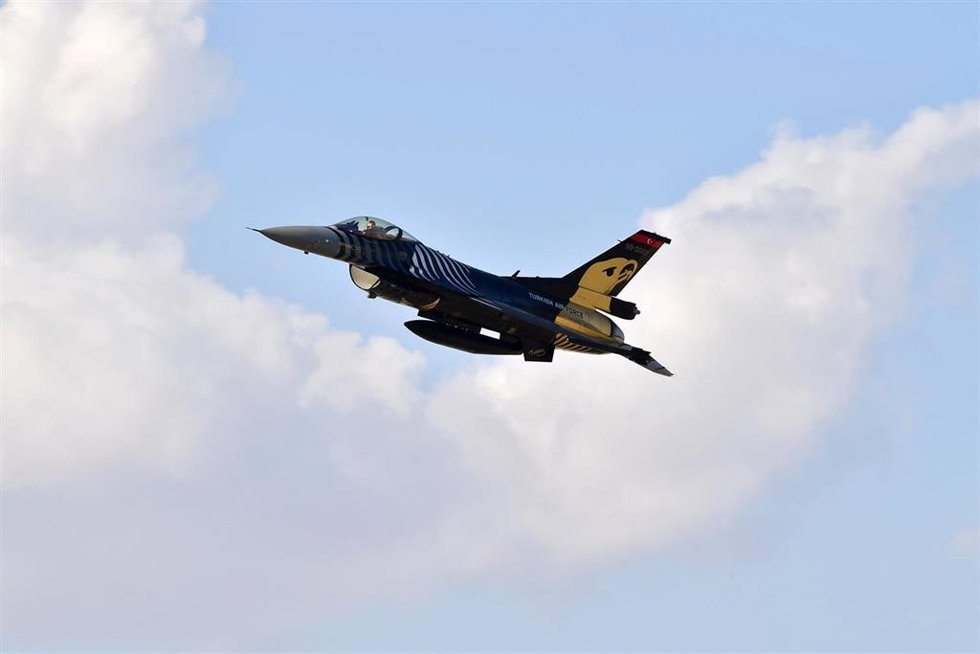 Archivo - Un F-16 durante un vuelo de exhibición en Turquía (archivo)
