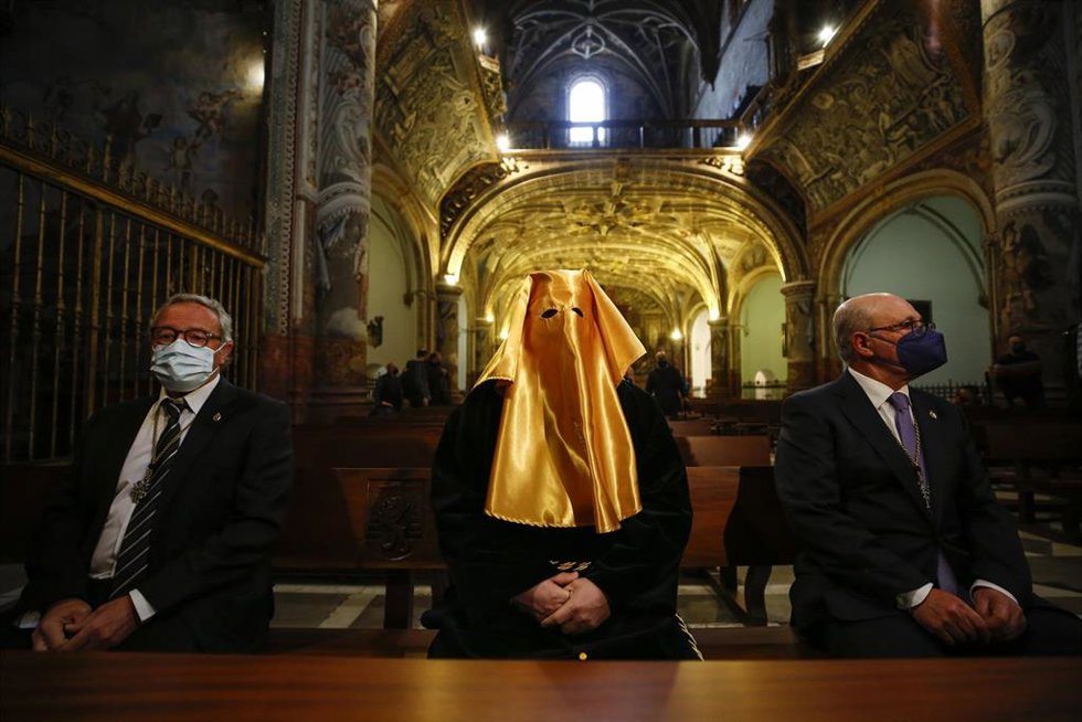 Archivo - Un preso, vestido de cortejo, es liberado por la hermandad de la virgen de la Soledad de San Jerónimo y Descendimiento de Jesús el pasado 2021