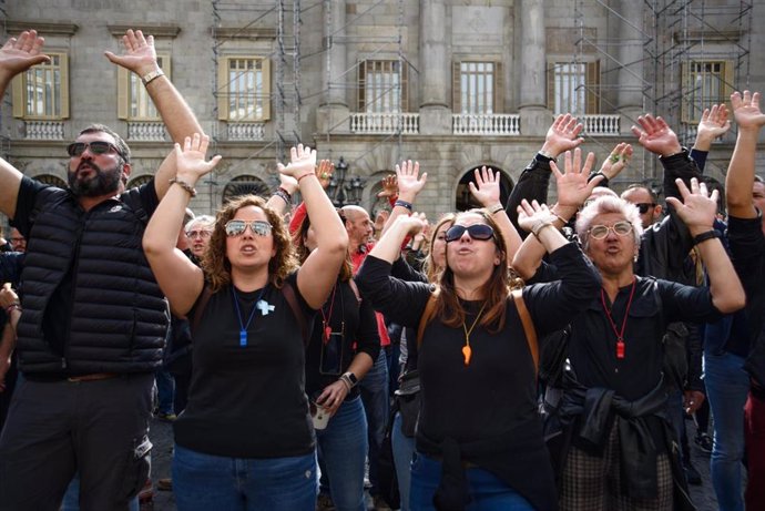 Funcionarios de prisiones se manifiestan en la plaza Sant Jaume de Barcelona por la muerte de una cocinera