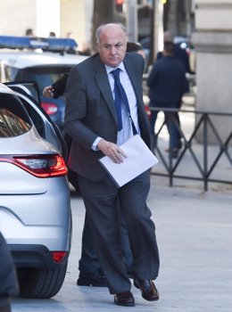 El juez Manuel García Castellón sale de un vehículo para entrar en la Audiencia Nacional, a 20 de febrero de 2024, en Madrid (España). 