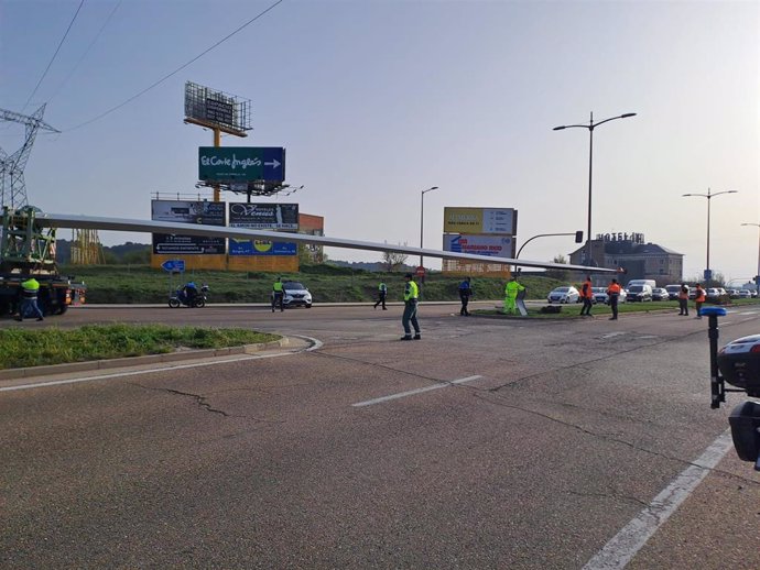 La pala del camión atascado en la N-601 entre Zaratán y Valladolid.