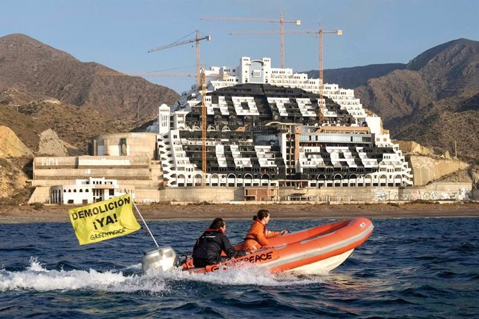 Archivo - Activistas de Greenpeace frente a la playa del Algarrobico, en Carboneras (Almería)