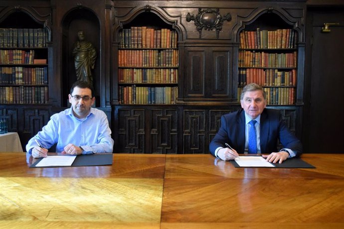 El secretario general de Foment del Treball, David Tornos, y el director de Arrels Fundación, Ferran Busquets.