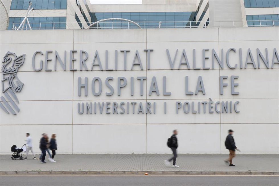 Archivo - Fachada del Hospital La Fe de Valncia