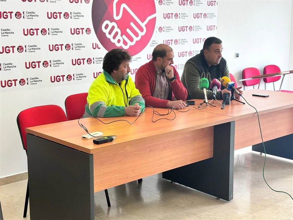 Representantes de los trabajadores de limpieza y recogida de basuras de Cuenca.