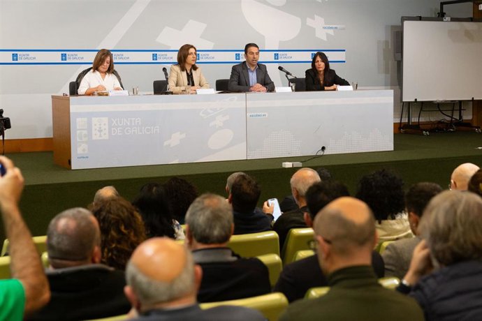 La vicepresidenta segunda y conselleira de Medio Ambiente, Territorio e Vivenda en funciones, Ángeles Vázquez, y el conselleiro do Mar en funciones, Alfonso Villares, se reúnen representantes de la cadena mar-industria y de ayuntamientos costeros.