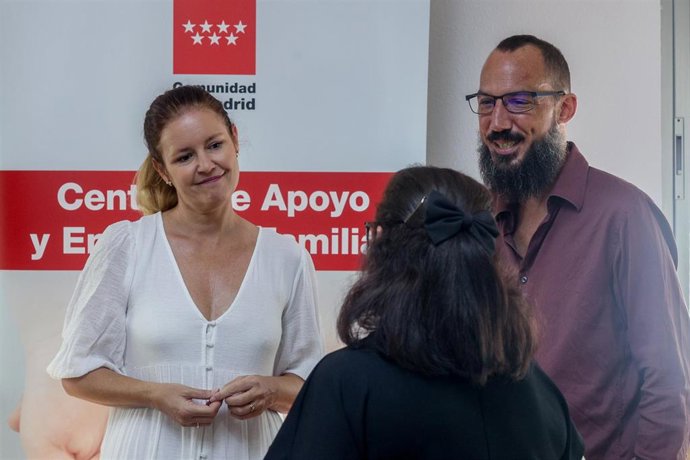Archivo - La consejera de Familia, Juventud y Asuntos Sociales de la Comunidad de Madrid, Ana Dávila, visita el Centro de Apoyo y Encuentro Familiar (CAEF). Archivo.