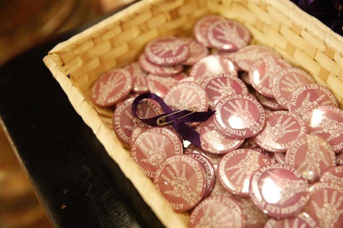 Archivo - Lazo morado contra la violencia de género.