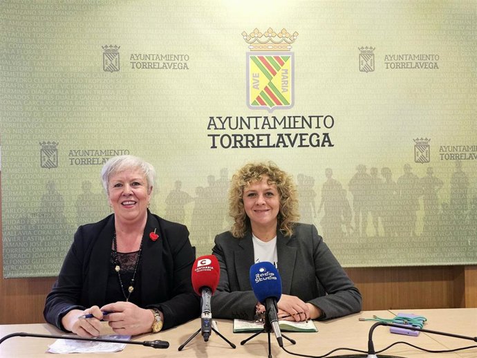 La concejala de Medio Ambiente de Torrelavega, Patricia Portilla, y la presidenta de Aguas Torrelavega, Blanca Rosa Gómez Morante