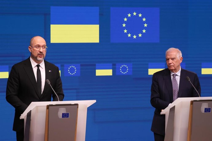El primer ministro de Ucrania, Denis Shmigal, comparece en Bruselas junto al Alto Representante de Política Exterior de la UE, Josep Borrell