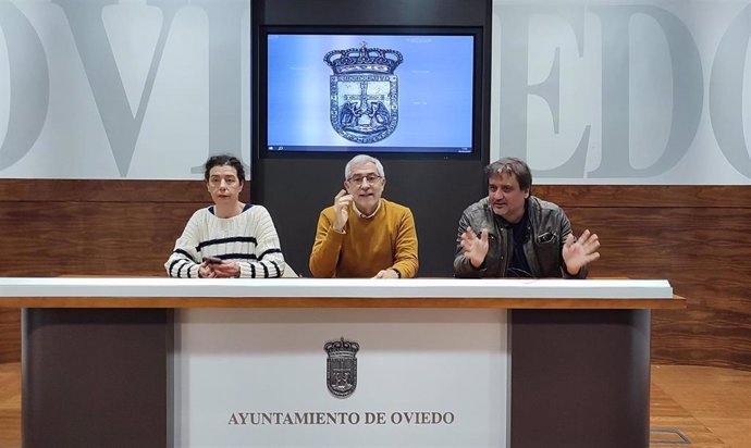 Los concejales de IU-Convocatoria por Oviedo, Cristina Pontón, Gaspar Llamazares y Alejandro Suárez.