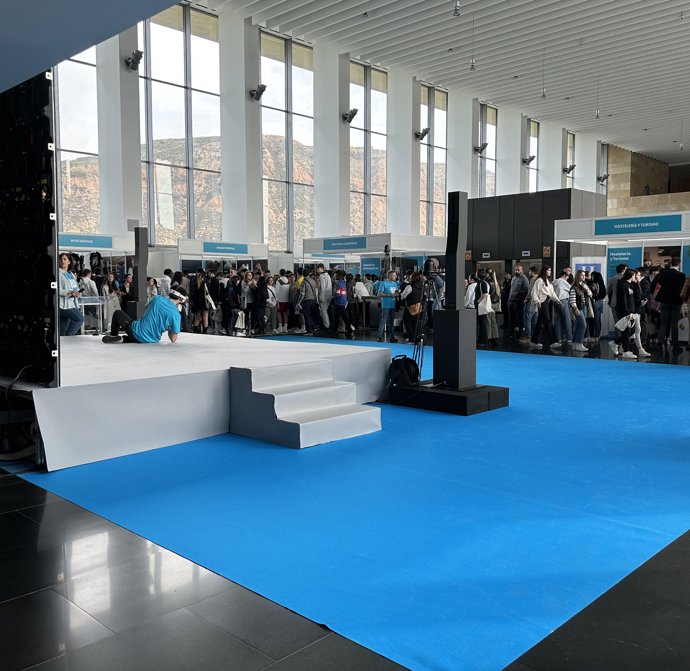 El Grado Superior de Energías Renovables ejecutando una exhibición de mantenimiento de un generador en la Feria de FP