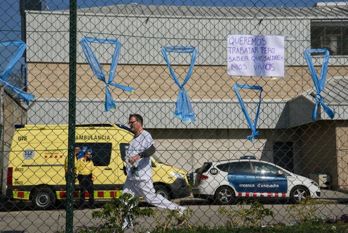 Lazos colgados en una valla durante protestas de funcionarios de prisiones ante la cárcel de Quatre Camins, a 18 de marzo de 2024, en La Roca del Vallès, Barcelona, Catalunya (España). 