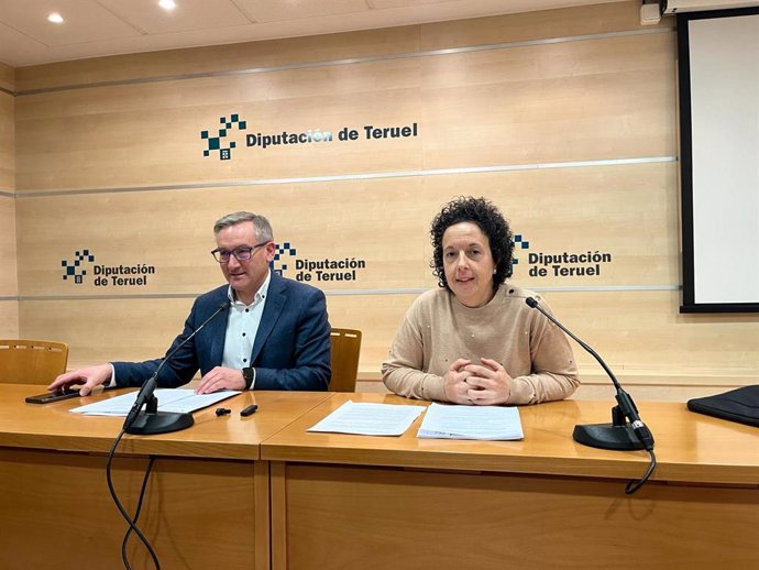 El presidente de la Diputación Provincial de Teruel, Joaquín Juste, y la diputada delegada del Área de Cooperación, Carmen Maorad.