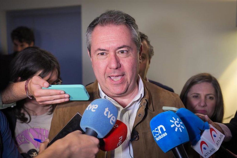 El secretario general del PSOE-A y portavoz del Grupo Socialista en el Senado, Juan Espadas, atiende a los medios en Sevilla en una imagen de archivo