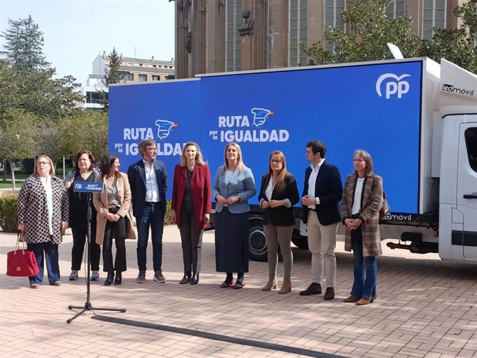 La vicesecretaria de Desarrollo Sostenible del PP, Paloma Martín,  ha participado en Vitoria-Gasteiz en el acto de la iniciativa del PP 'Ruta por la Igualdad', junto al presidente del Partido Popular de Álava, Iñaki Oyarzabal
