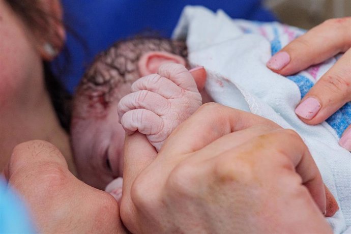 Archivo - Un recién nacido agarra un dedo de su madre.