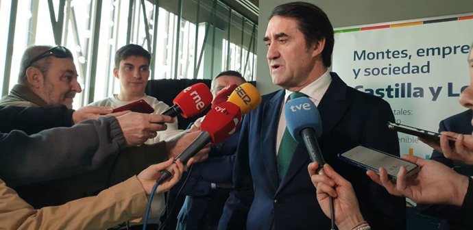 El consejero de Medio Ambiente, Vivienda y Ordenación del Territorio, Juan Carlos Suárez-Quiñones, presenta el Portal de datos forestales en Castilla y León. En el PRAE, en la Cañada Real de Valladolid