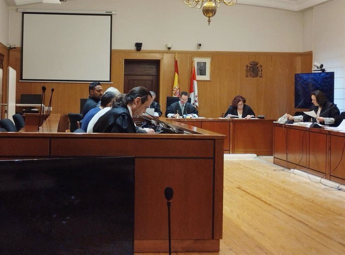 Los tres supuestos miembros de la 'Banda del BMW' junto a sus letrados en la segunda y última jornada del juicio celebrado en la Audiencia de Valladolid.