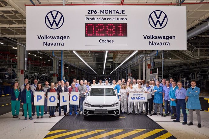 Trabajadores de Volkswagen Navarra, junto a uno de los Polo en la salida de la línea de montaje.