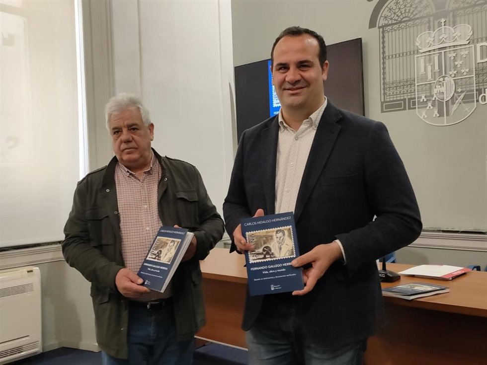 El escritor Carlos Hidalgo (i) y el diputado provincial de Cultura en Salamanca, David Mingo (d)