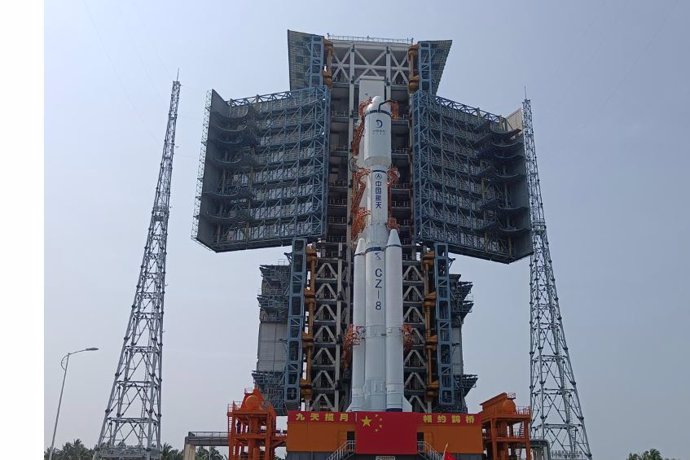 Cohete Larga Marcha 8 con el satélite Queqiao 2 antes del lanzamiento