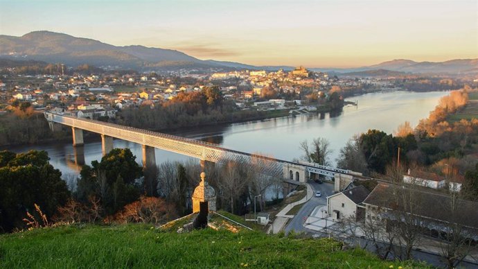 Paso del río Miño por Tui (Pontevedra), un río incluido en el Convenio de Alfubeira firmado por España y Portugal para regular la gestión de los cinco ríos que comparten: Miño, Limia, Duero, Tajo y Guadiana.