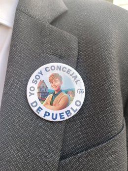 Diputados del PP acuden al Congreso con la chapa 'Yo soy concejal de pueblo', en respuesta a las declaraciones de Pedro Sánchez una semana antes en el Pleno de la Cámara Baja.