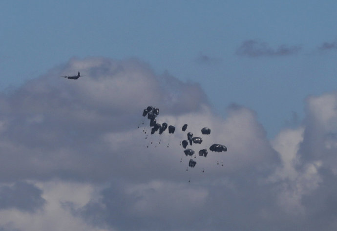 Lanzamiento de ayuda humanitaria por vía aérea a la Franja de Gaza (archivo)