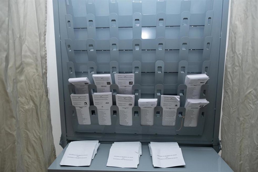 Archivo - Papeletas electorales, en el Centro Galego de Arte Contemporáneo (CGAC), a 18 de febrero de 2024, en Santiago de Compostela, A Coruña, Galicia (España). Todos los gallegos han sido llamados a las urnas hoy, 18 de febrero, para elegir a su nuev
