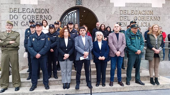 El delegado del Gobierno en Galicia, Pedro Blanco, preside una concentración en repulsa por el crimen machista de Ribeira (A Coruña)