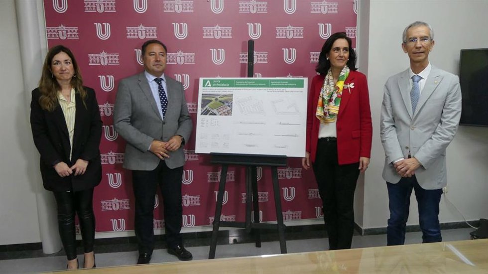 El delegado del Gobierno de la Junta en Sevilla, Ricardo Sánchez, y la directora general de la Agencia de Vivienda y Rehabilitación de Andalucía (AVRA), Susana Cayuelas.