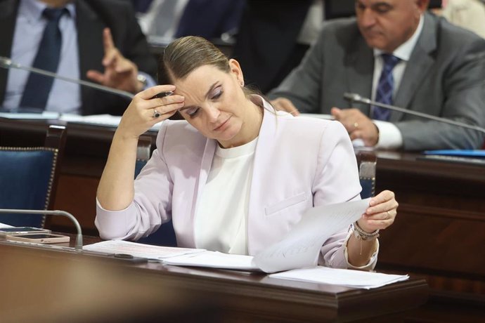 Archivo - La presidenta del Govern, Marga Prohens, durante un momento del pleno del Parlament.