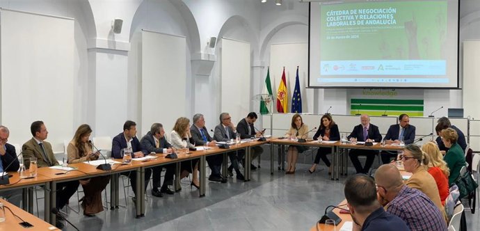 La consejera de Empleo, Empresa y Trabajo Autónomo, Rocío Blanco, asiste al pleno del Consejo Andaluz de Relaciones Laborales (CARL).