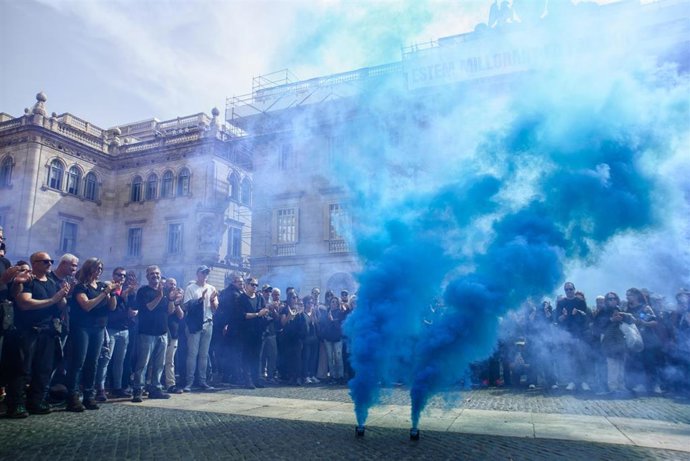 Funcionarios durante la concentración en la plaza de Sant Jaume por la muerte de una cocinera