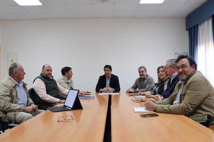 El vicepresidente segundo del Gobierno de Castilla-La Mancha, José Manuel Caballero, reunido con las comunidades de usuarios de aguas subterráneas.