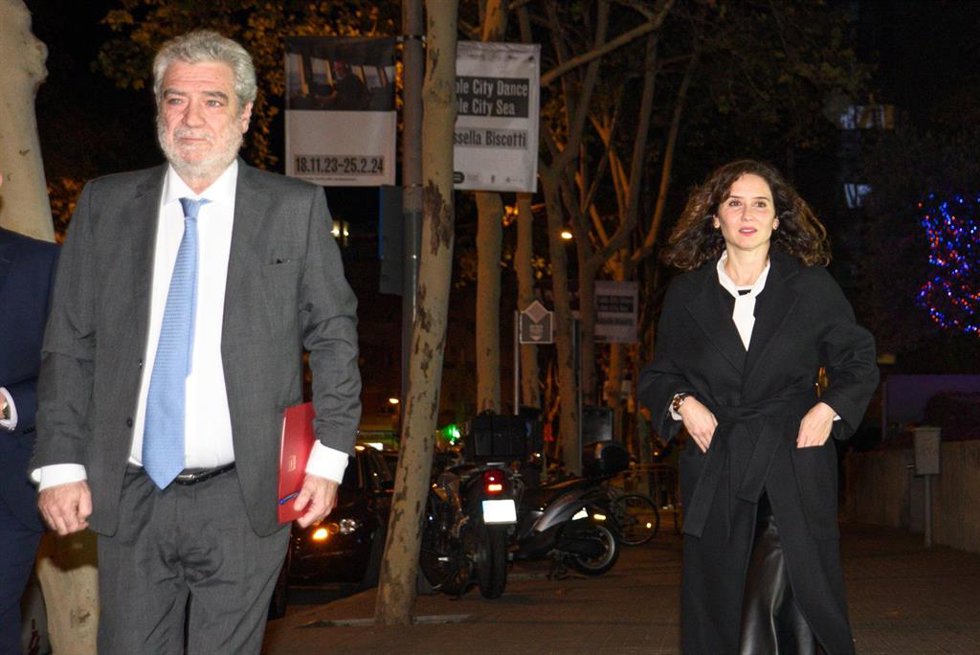 Archivo - El director de Gabinete de Isabel Díaz Ayuso, Miguel Ángel Rodríguez y la presidenta de la Comunidad de Madrid Isabel Díaz Ayuso, a su llegada a un un debate de La Vanguardia, a 5 de diciembre de 2023, en Barcelona, Catalunya (España). La pr