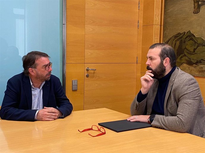El secretario general de UGT de Catalunya, Camil Ros, y el alcalde de Mataró (Barcelona), David Bote, en el encuentro que han mantenido este martes