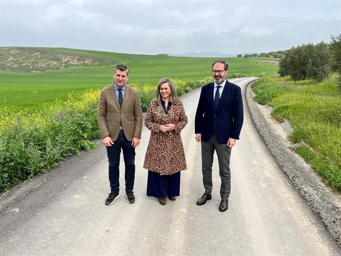 El delegado del Gobierno andaluz, Adolfo Molina (dcha.), en el acto de recepción y entrega del camino Torreparedones en Baena.