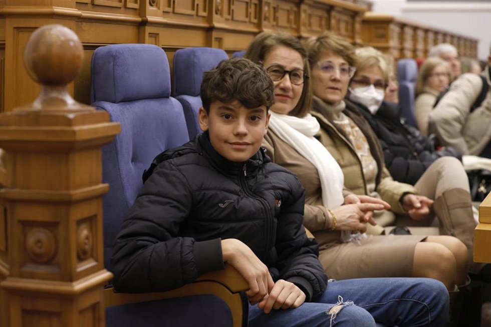 Archivo - Visitantes en una jornada de puertas abiertas de las Cortes de C-LM.