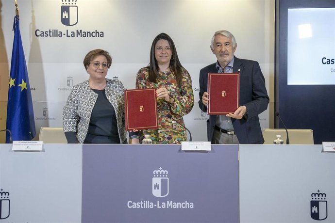 Firma de un convenio entre la consejera de Bienestar Social de C-LM, Bárbara García Torijano, y el presidente de Cruz Roja en la región, Jesús Esteban.
