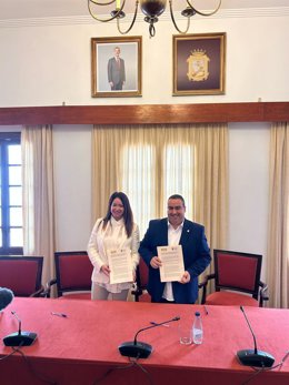 La consellera de Vivienda, Territorio y Movilidad, Marta Vidal, y el alcalde de Ferreries, Pedro Pons.