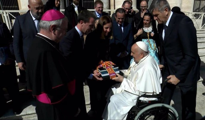 El presidente del Consell de Mallorca, Llorenç Galmés, entregándole un obsequio al Papa Francisco en la visita que han hecho al Vaticano en conmemoración del 450 aniversario de la muerte de Santa Catalina Tomàs.