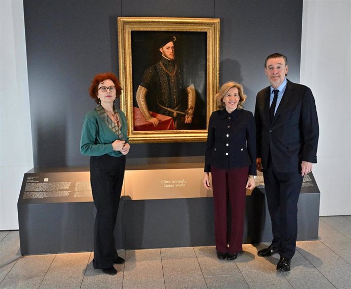 La directora de la Galería de Colecciones Reales, Leticia Ruiz, posa a la izquierda de  'El retrato de Felipe II', de Antonio Moro, junto con la presidenta de Patrimonio Nacional, Ana de la Cueva, y el director del Bellas Artes de Bilbao, Miguel Zugaza.