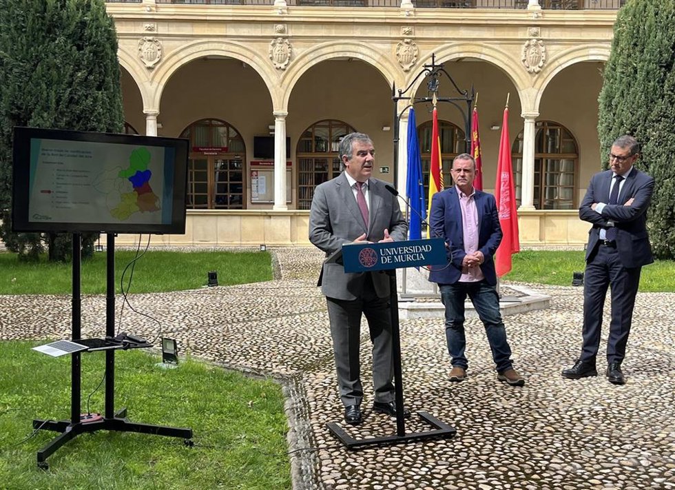El consejero de Medio Ambiente, Universidades, Investigación y Mar Menor, Juan María Vázquez, junto al rector de la Universidad de Murcia, José Luján, presenta el nuevo mapa de zonificación de la Red de Calidad del Aire de la Región de Murcia.