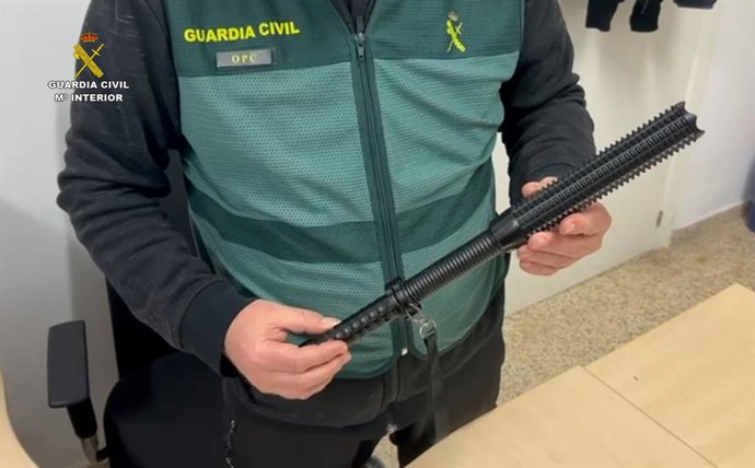 Un guardia civil muestra la defensa extensible, arma prohibida, incautada al presunto autor de dos robos en un comercio de Marratxí.