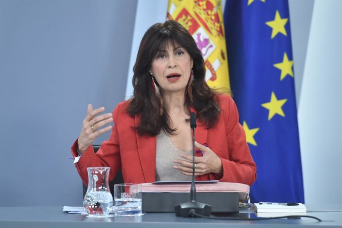 La ministra de Igualdad, Ana Redondo, durante una rueda de prensa posterior a la reunión de un Consejo de Ministros extraordinario con motivo del 8M, en el Palacio de la Moncloa, a 8 de marzo de 2024, en Madrid (España). El Gobierno ha aprobado, en el C