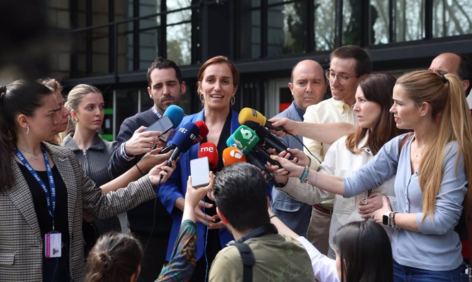 La ministra de Sanidad, Mónica García, atiende a los medios de comunicación tras reunirse con la médico Tamara Contreras, en el Ministerio de Sanidad, a 20 de marzo de 2024, en Madrid (España). La ministra ha recibido hoy a la médico de Cuidados Intensivo